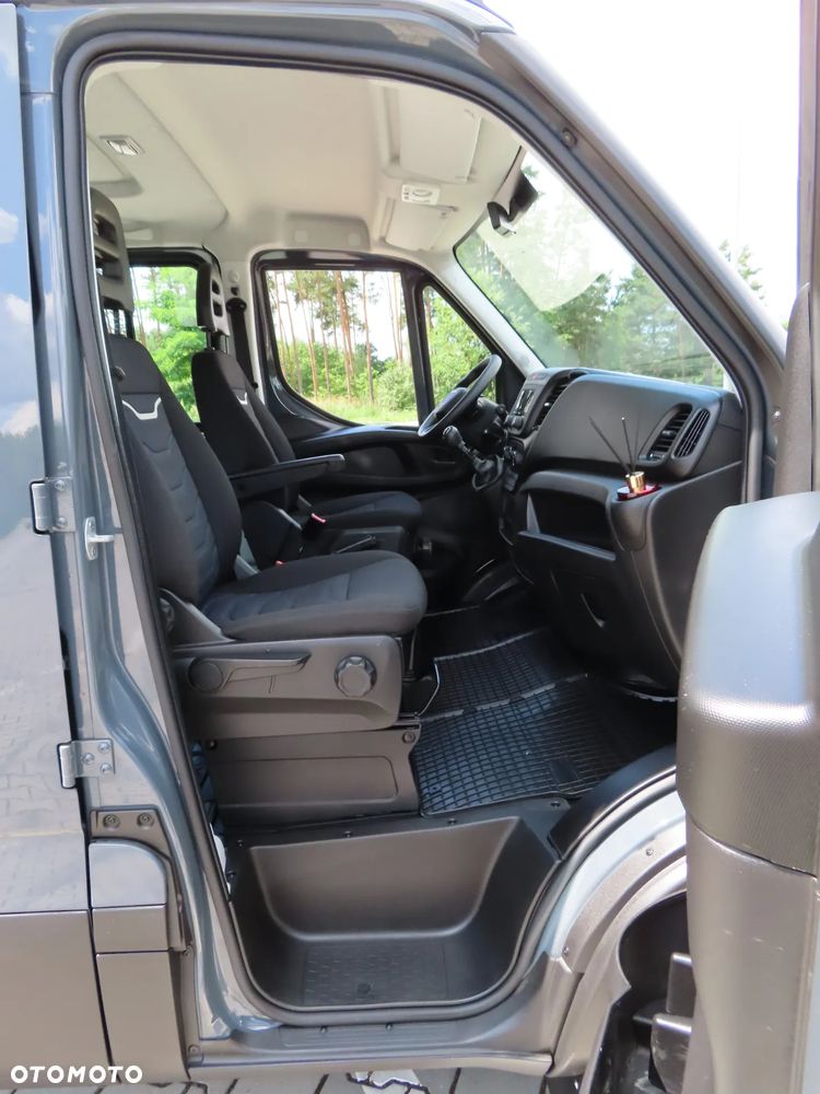 Iveco DAILY 35C16 Doka Dubel Brygadowy MIXTO 6-Cio Os.+755 Kg Ład. Wywrotka Kiper Wywrot x 3 str. 3100 mm Długość + Stelaż i Plandeka 2100 mm Wysokość Renomowanej Firmy RomCar Rozstaw Osi 3750 mm Blokada Tylnego Mostu WZMACNIANY HAK 3500 Kg 55 Tys Km Przeb. Stan Auta JAK NOWY POLECAM - 32