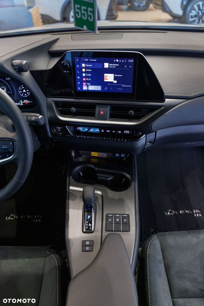 Lexus UX 300h Business - 36