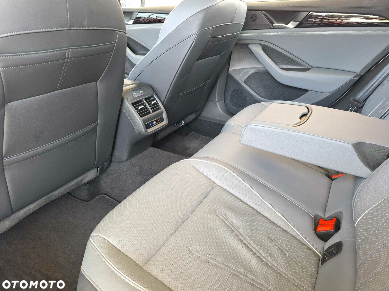 Volkswagen Passat 2.0 TDI SCR Elegance DSG - 26