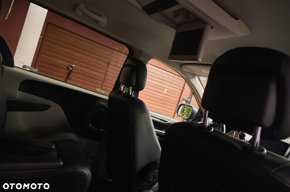 Chrysler Town & Country - 30