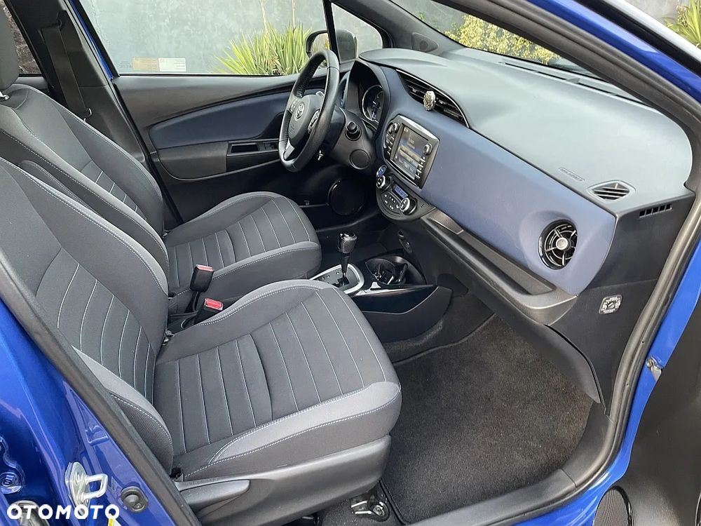 Toyota Yaris Hybrid 100 Selection Platinum - 36