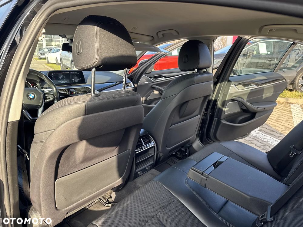 BMW Seria 5 530i GPF xDrive Sport Line sport - 17