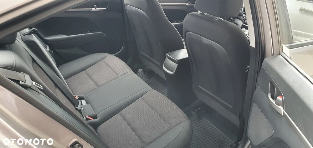 Hyundai Elantra - 13