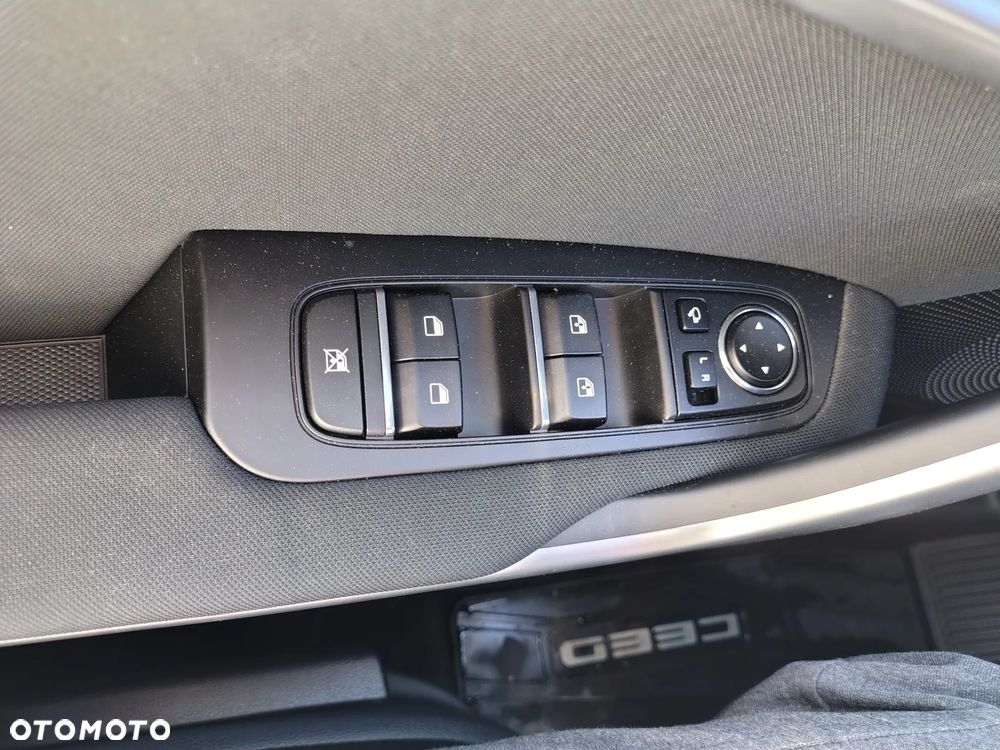 Kia Ceed - 31