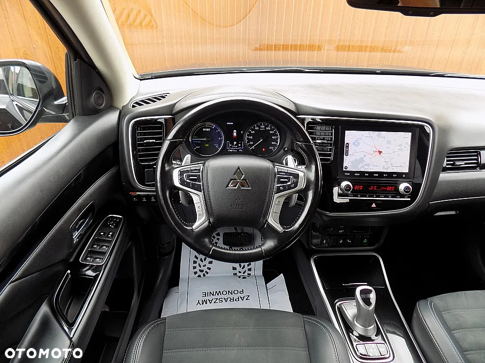Mitsubishi Outlander 2.4 4WD Plug-In Hybrid Top - 19
