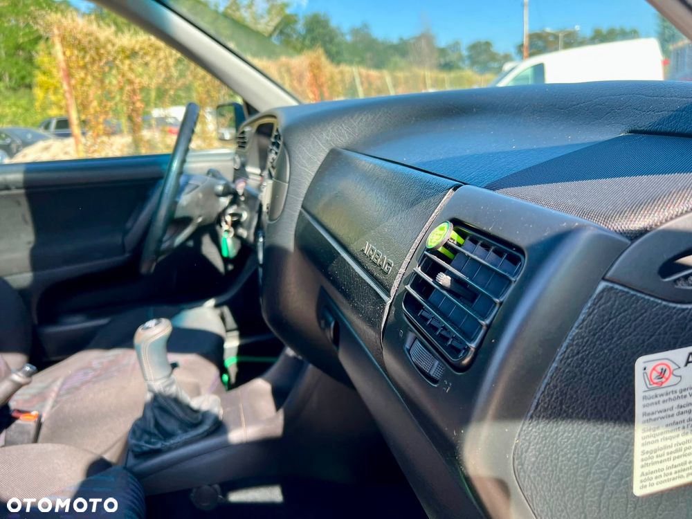 Volkswagen Golf 1.6 CL - 21