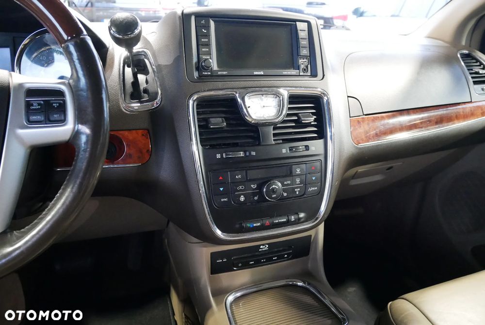 Chrysler Town & Country 3.6 Limited - 27