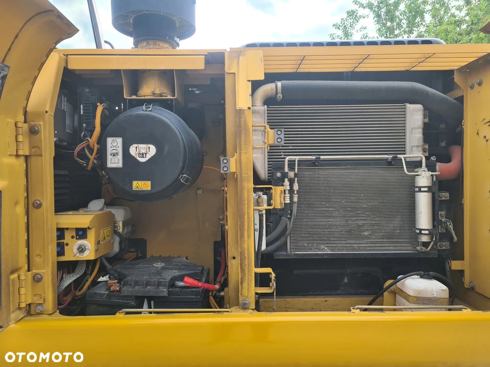 Caterpillar 323 D - 12