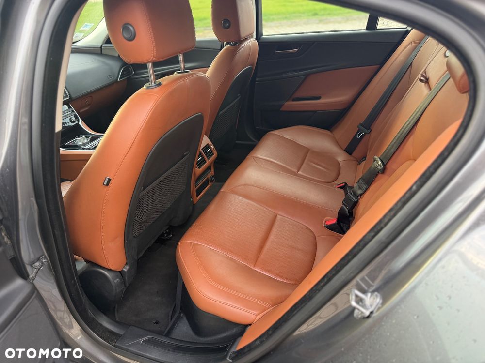 Jaguar XE 2.0 D AWD Prestige - 11