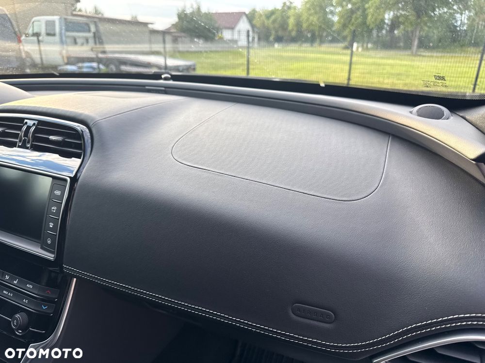 Jaguar XE 2.0 D R-Sport - 23