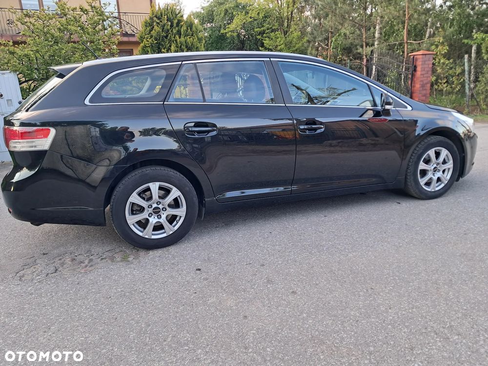Toyota Avensis 2.0 D-4D Sol - 2