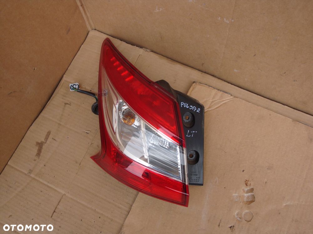 NISSAN PULSAR 14-18 LAMPA LEWA TYLNA W BŁOTNIK - 1