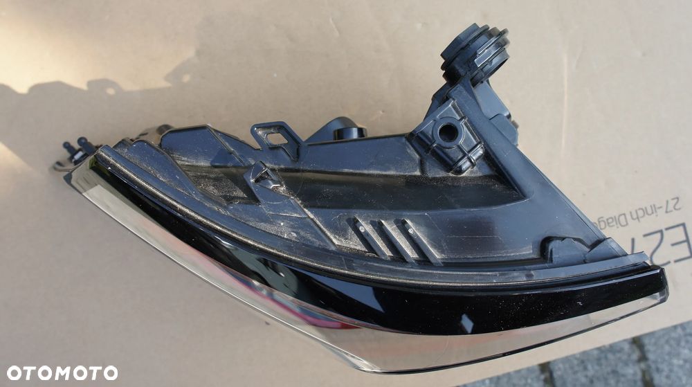 TYLNA LEWA PRAWA LAMPA VW GOLF VIII LIFT IQ LIGHT 5H0 - 5