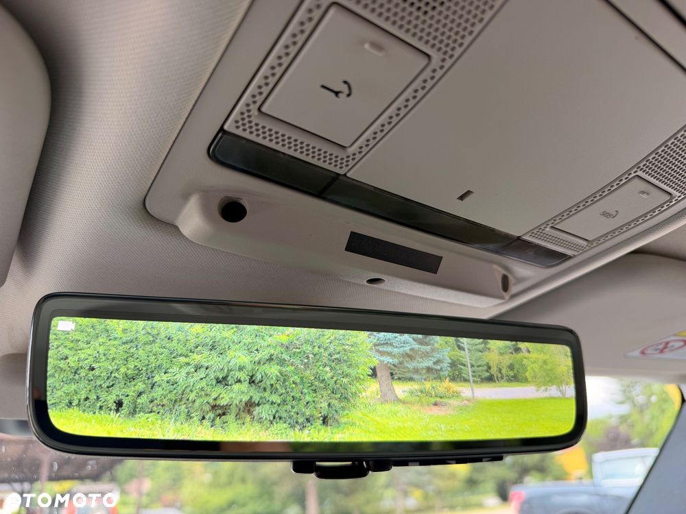 Land Rover Defender 2.0 D240 SE - 11