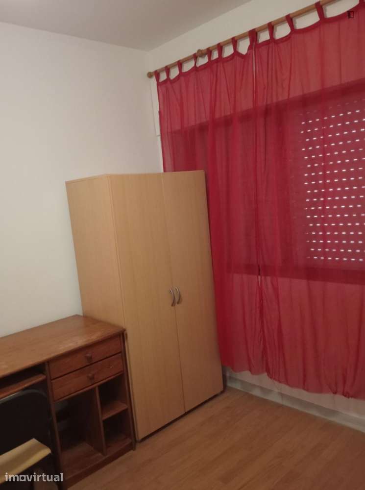Quarto - localizado em Paranhos Porto - Grande imagem: 4/9