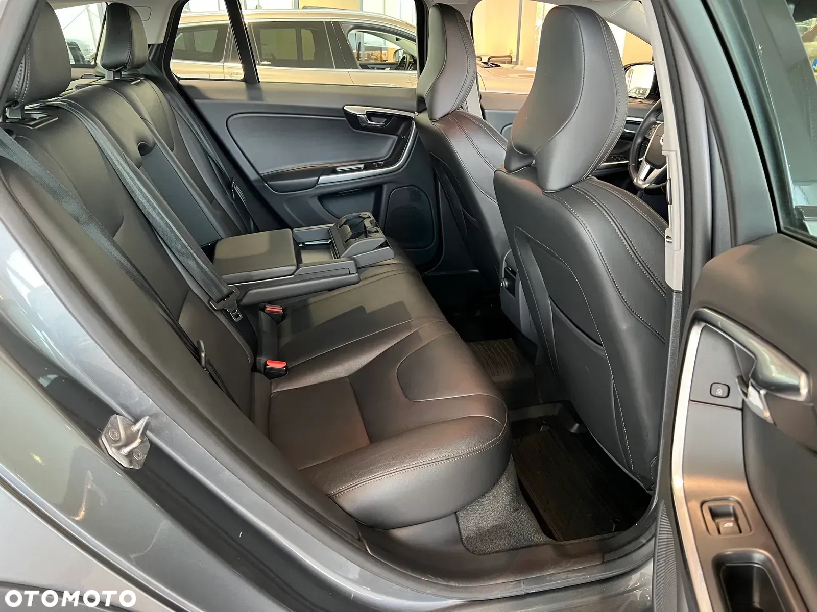 Volvo V60 Cross Country - 16