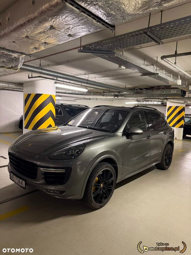 Porsche Cayenne - 1