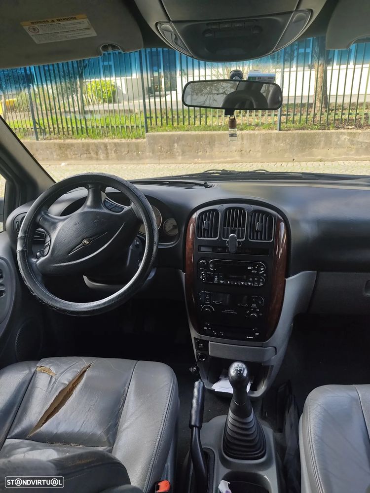 Chrysler Voyage - 6