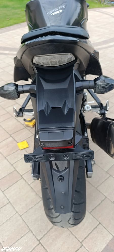 Suzuki GSR - 31