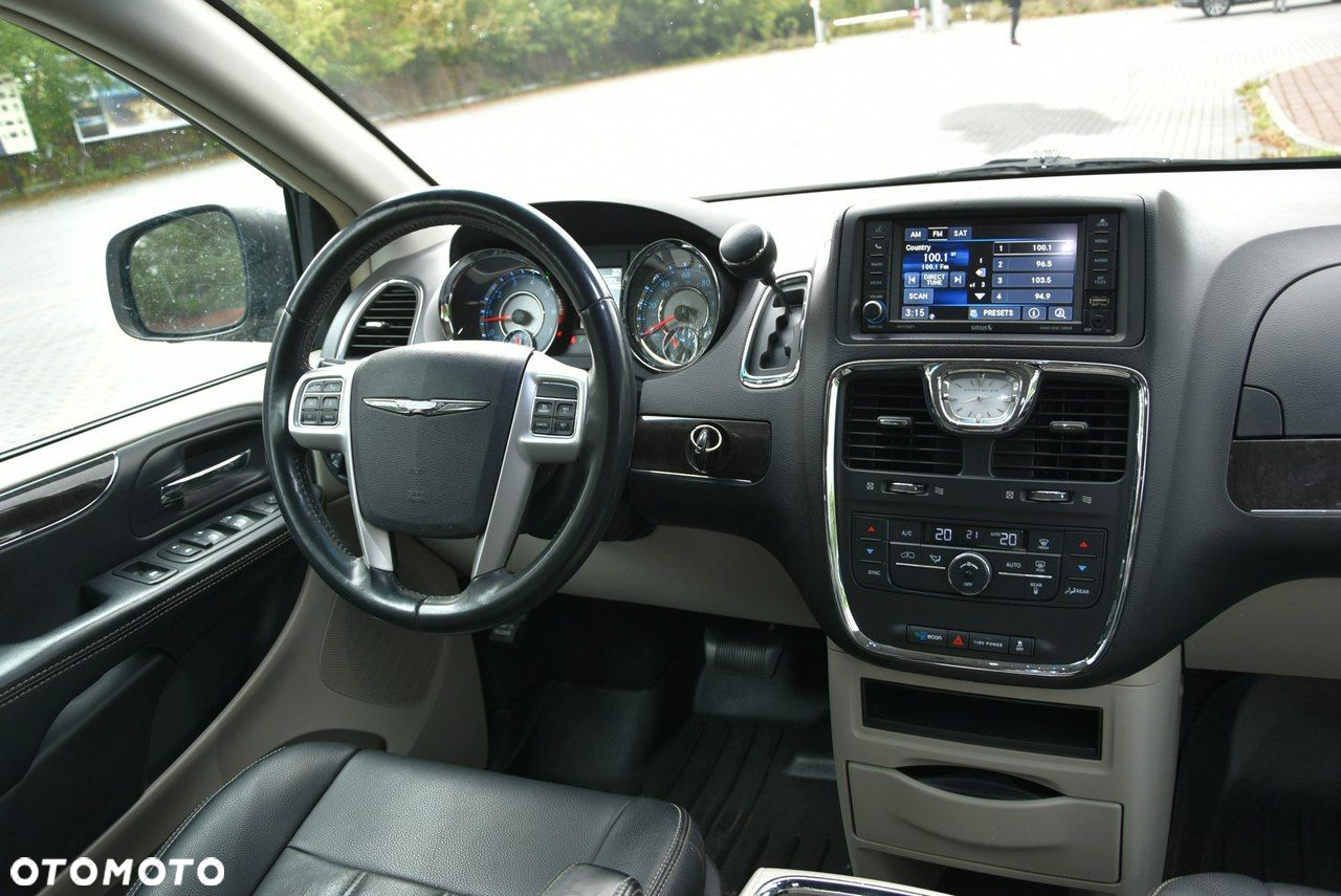 Chrysler Town & Country - 8