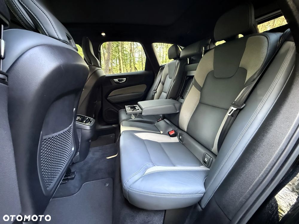 Volvo XC 60 B4 D AWD R-Design - 24