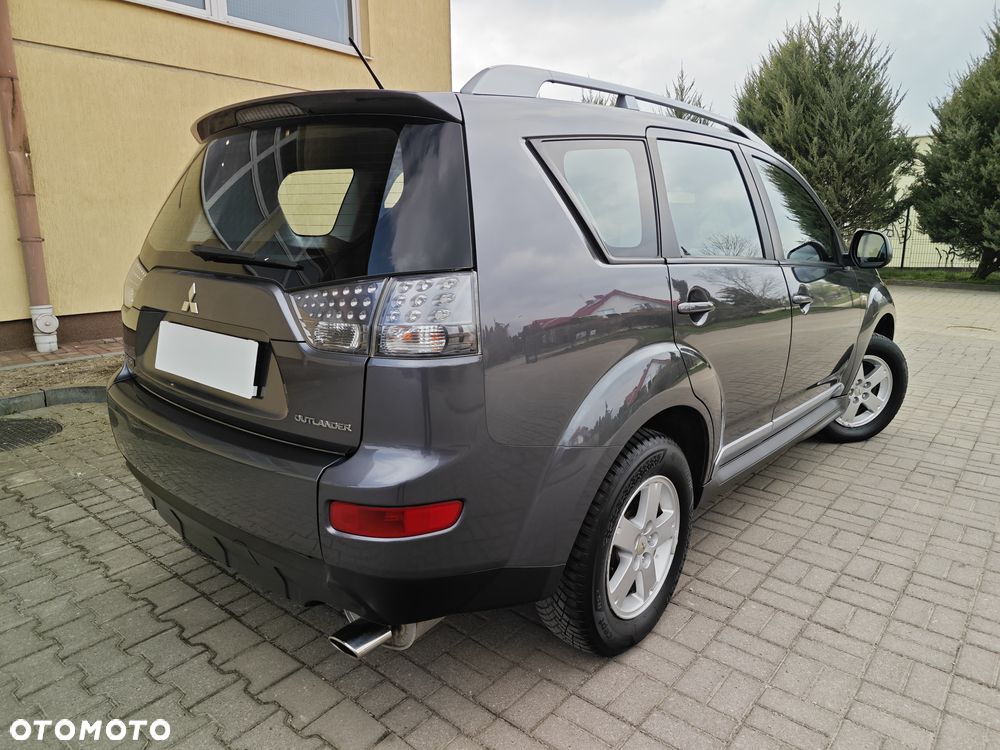 Mitsubishi Outlander - 2