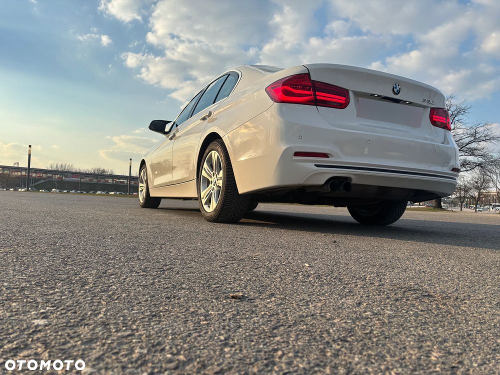 BMW Seria 3 330i Luxury Line sport - 12