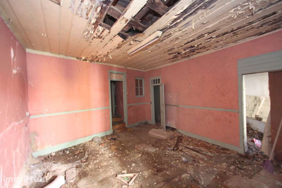 Prédio para recuperar, 3 pisos, cave e pequeno logradouro, C da Rainha - Grande imagem: 2/18