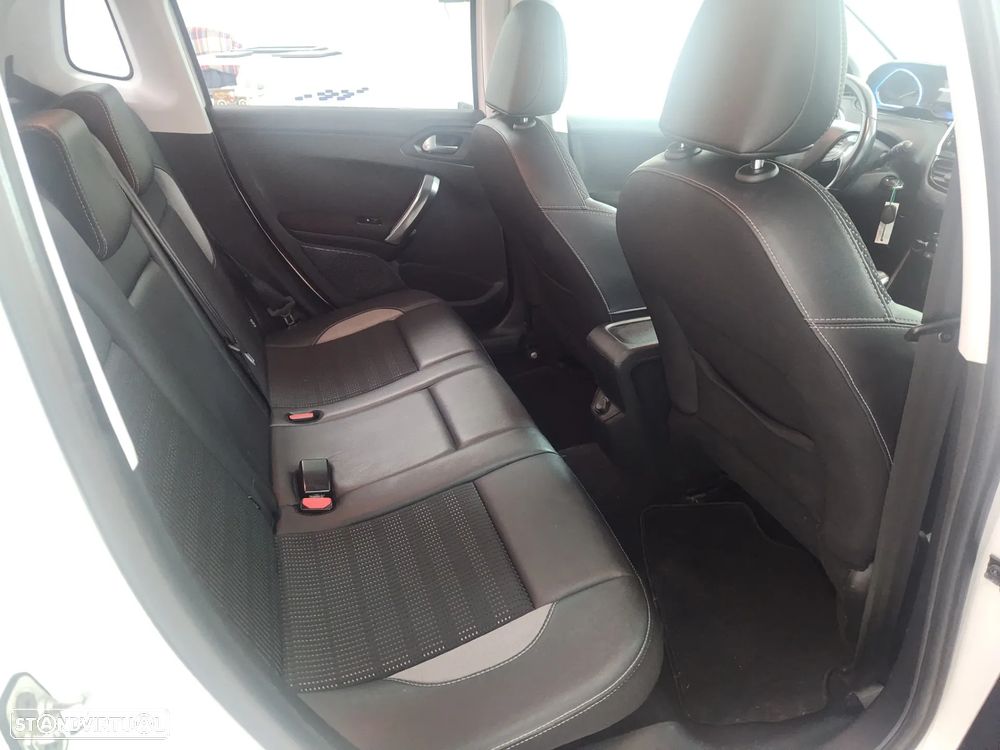 Peugeot 2008 1.2 PureTech Allure - 36