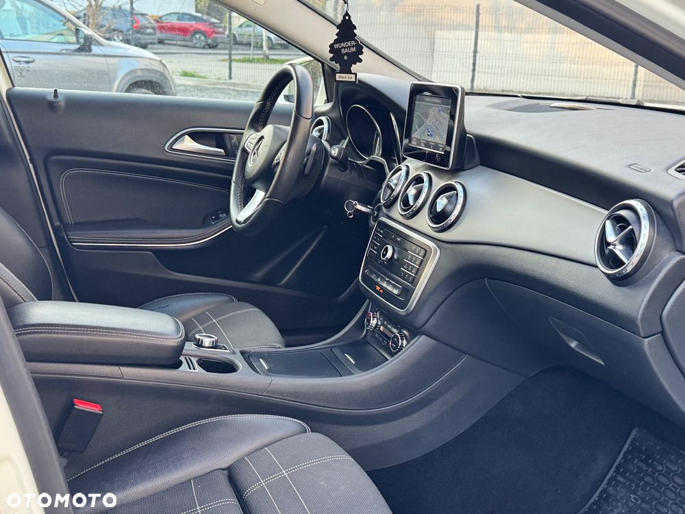 Mercedes-Benz GLA 200 7G-DCT - 30