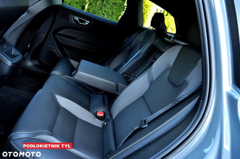 Volvo XC 60 B4 D AWD Plus Dark - 24