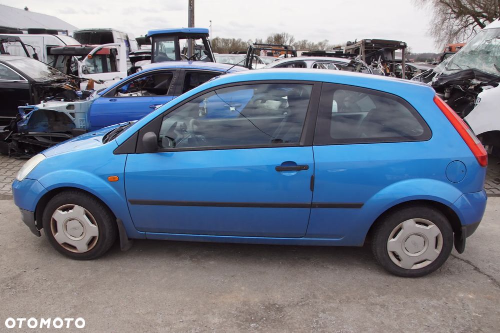 Auto na części - Ford Fiesta MK6 1.3 8V 60 KM 2S6G-6006-CA 2S6R-7002-MB 4CVE 2004R Silnik Skrzynia Drzwi Maska Błotnik Klapa Zderzak Lusterko Lampa Klamka Szyba Deska Kokpit Sterownik Moduł Czujnik Licznik Panel Kierownica - 3