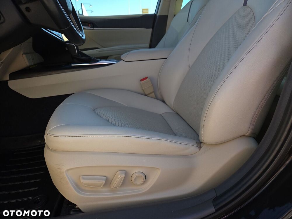 Toyota Camry 2.5 Hybrid Executive CVT - 17