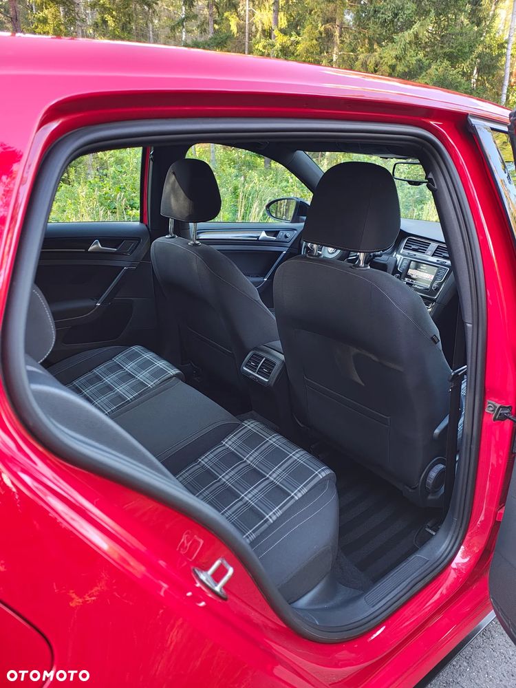 Volkswagen Golf - 32