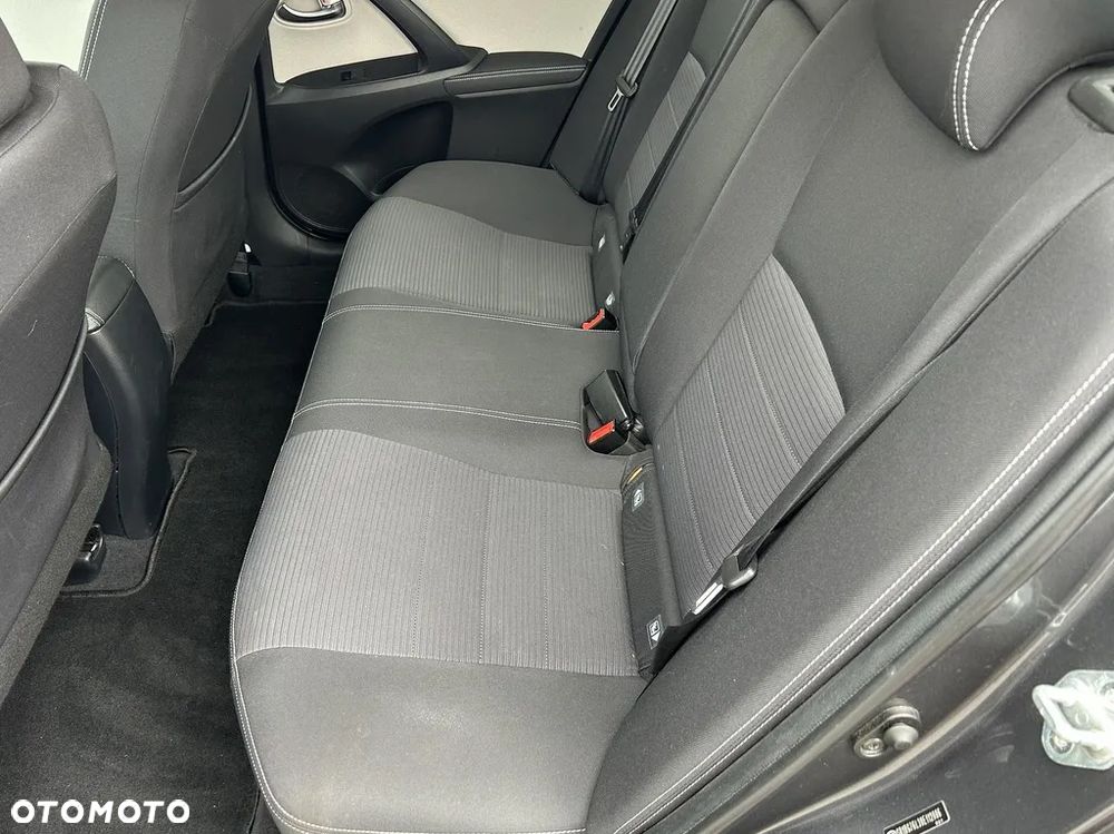 Toyota Avensis 1.8 Comfort - 31