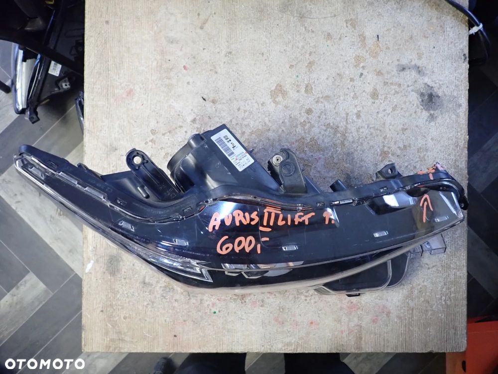 TOYOTA AURIS II LIFT LAMPA PRAWY PRZÓD 81110-02K30 - 3