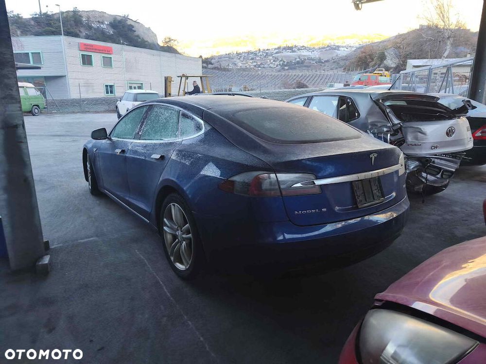 Tesla Model S - 3