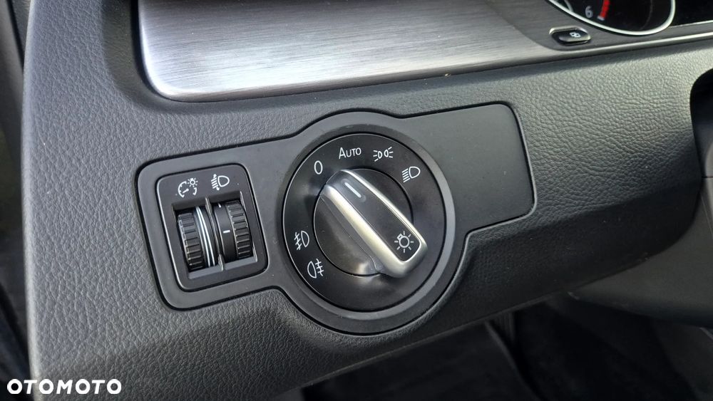 Volkswagen Passat - 12