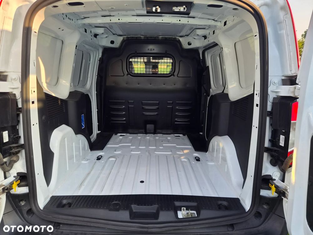 Ford Transit Courier - 14