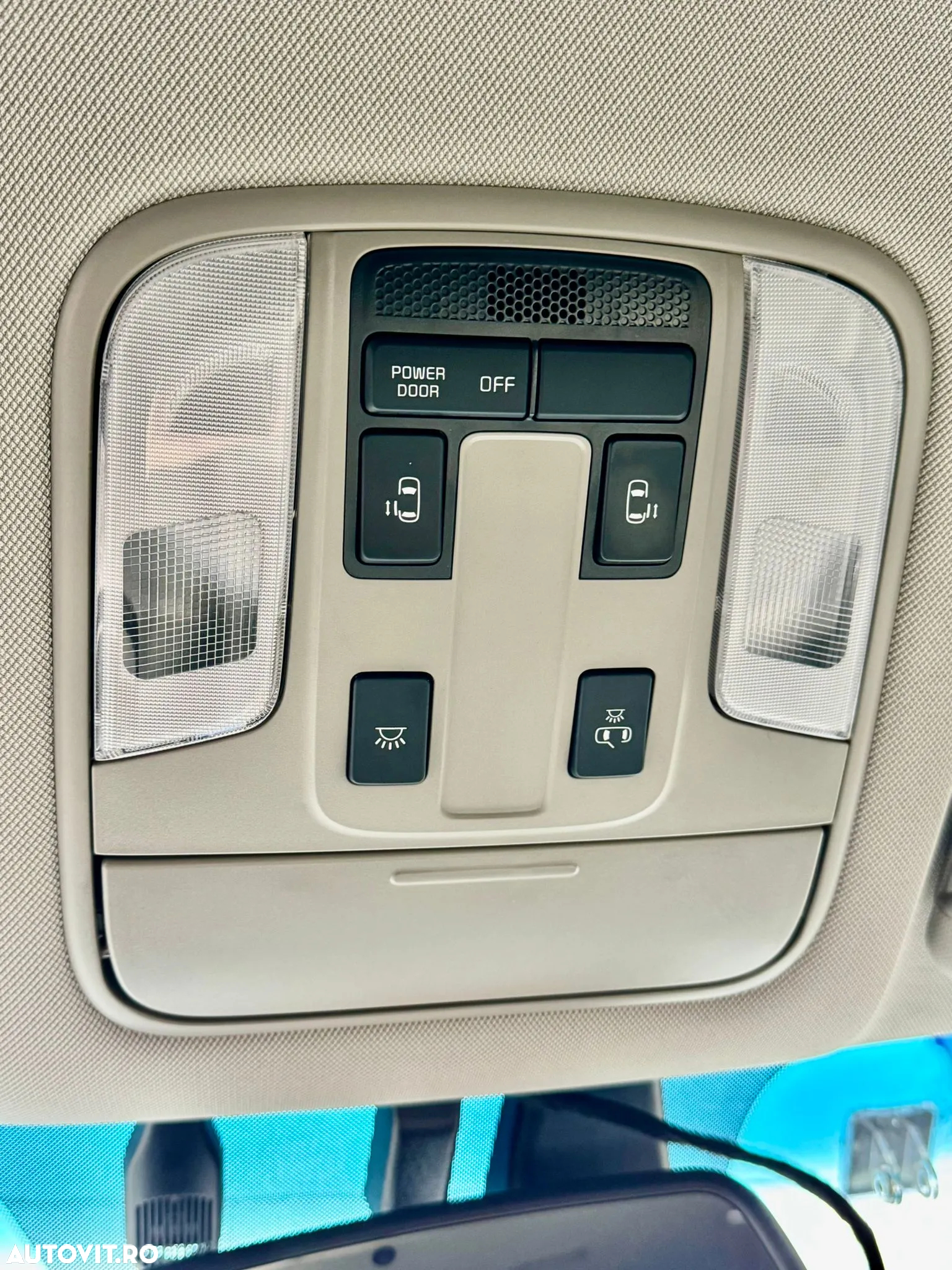 Kia Carnival - 24