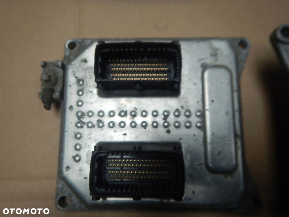 KOMPUTER STEROWNIK SILNIKA OPEL ZAFIRA B ASTRA H 1.8 B 55560130 - 2