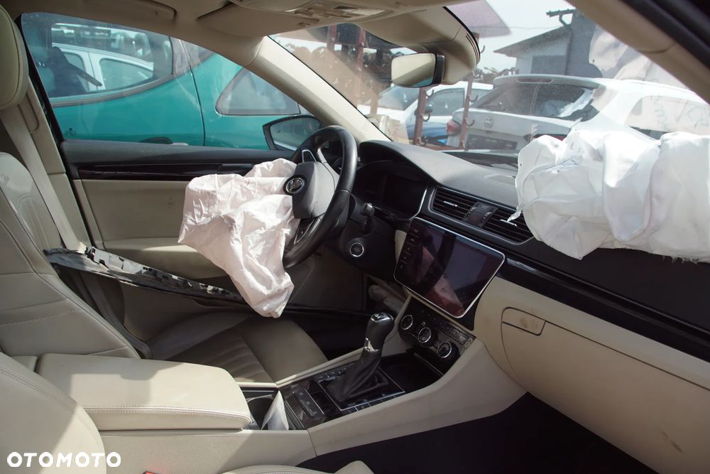 Auto na części - Skoda Superb III 2.0 TDI 190 KM DFHA TCX LF9R 2018R Silnik Skrzynia Drzwi Błotnik Zderzak Klapa Lampa Lusterko Klamka Szyba Deska Kokpit Sterownik Moduł Czujnik Licznik Wyświetlacz Panel Kierownica - 16
