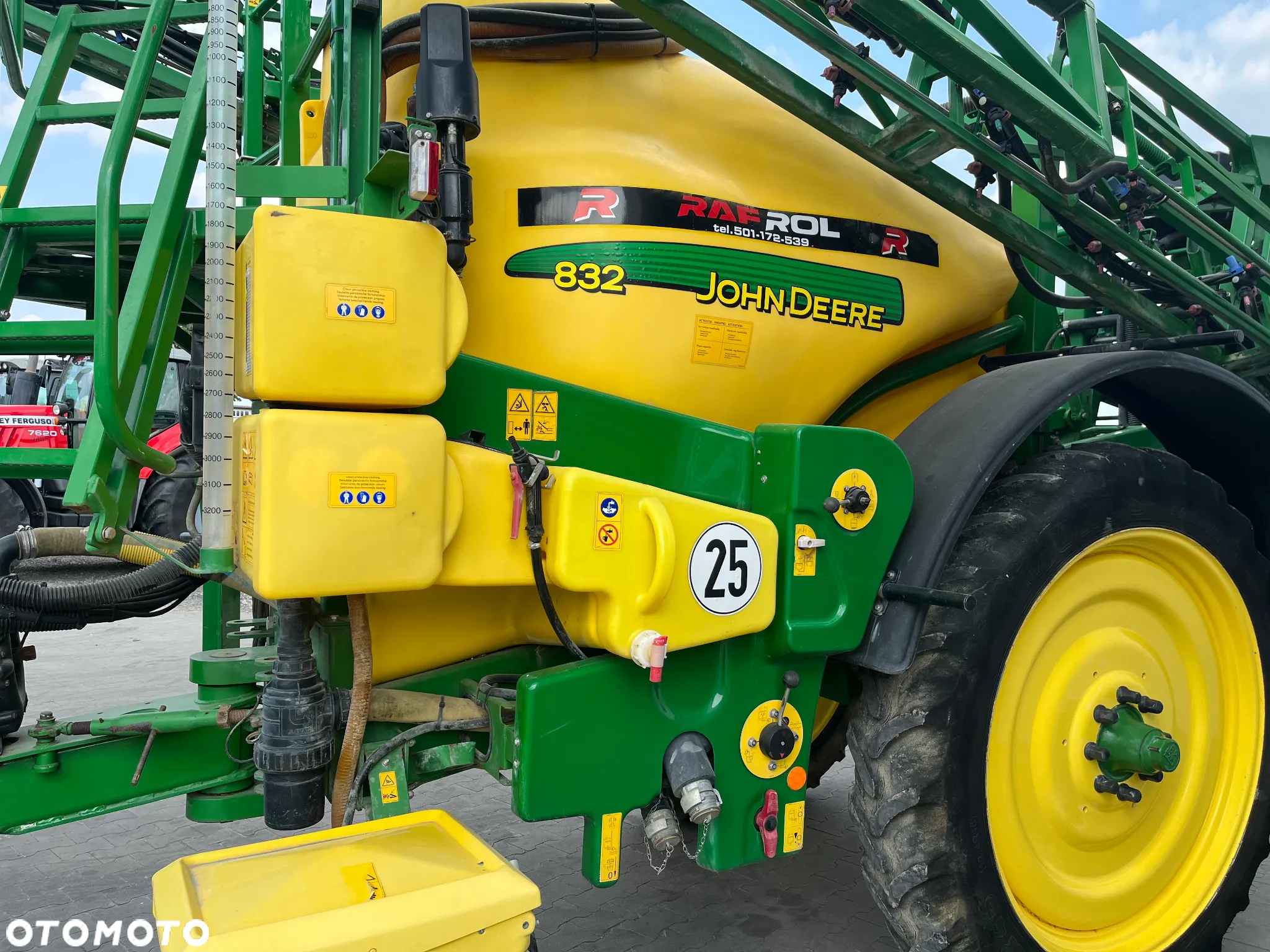John Deere 832 - 8
