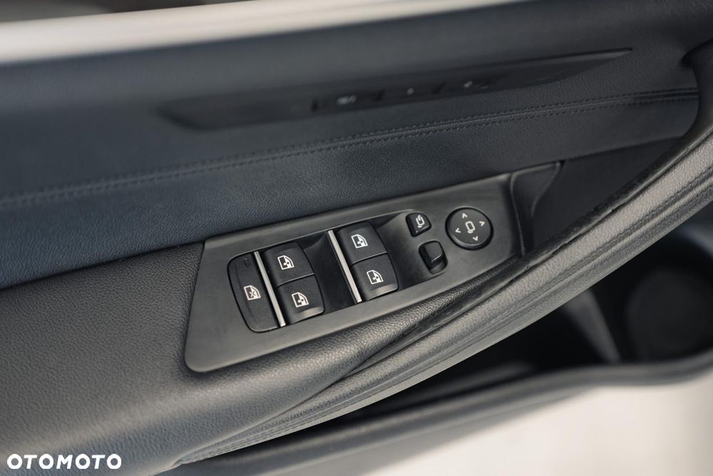 BMW Seria 5 530i Sport Line sport - 32