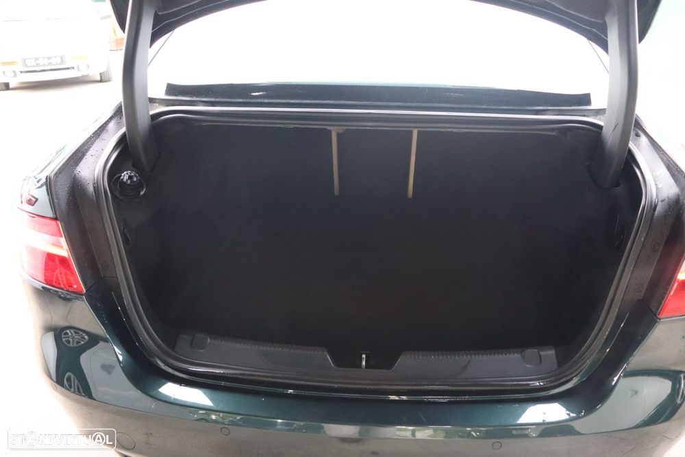 Jaguar XE 2.0 D Prestige Aut. - 30