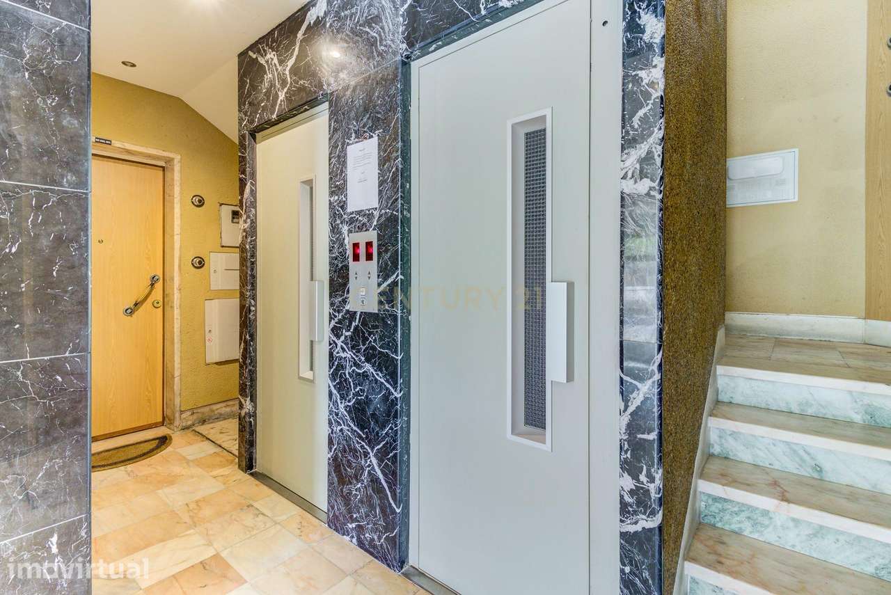 Apartamento T2 na prestigiada Estrada de Benfica, em frente ao Centro - Grande imagem: 4/20