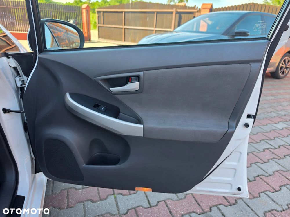 Toyota Prius (Hybrid) - 14