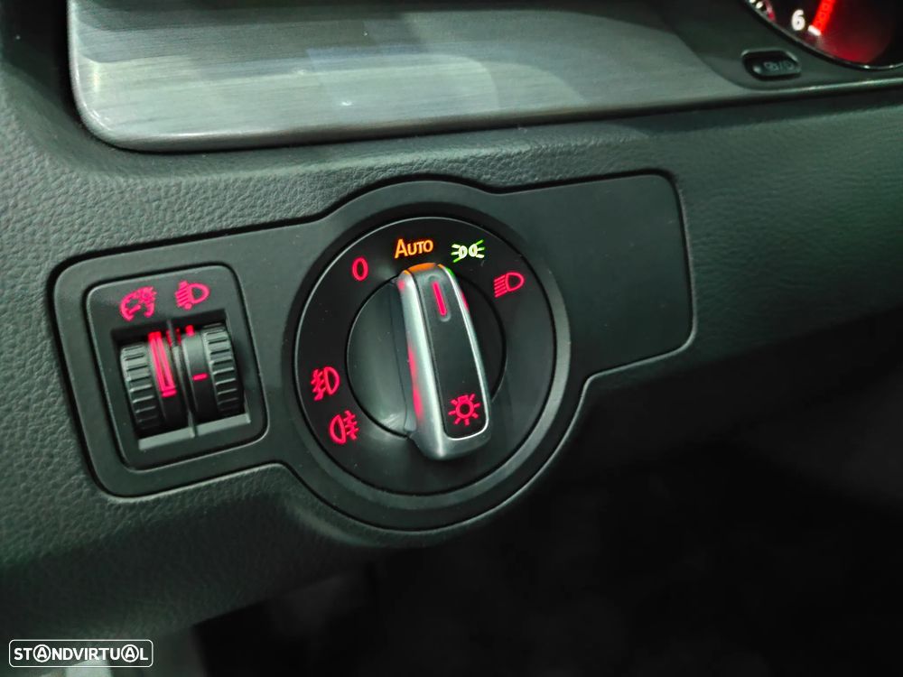 VW Passat Variant 1.6 TDI Confortline Navig - 12