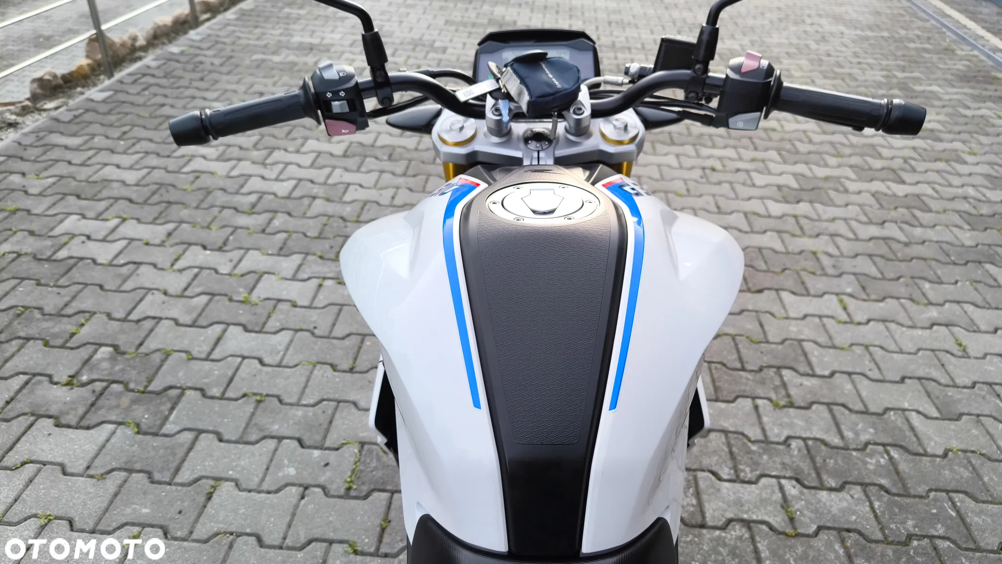 BMW G - 16