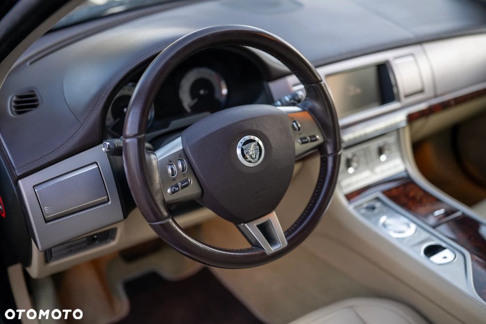 Jaguar XF 2.7 V6 D Premium Luxury - 34